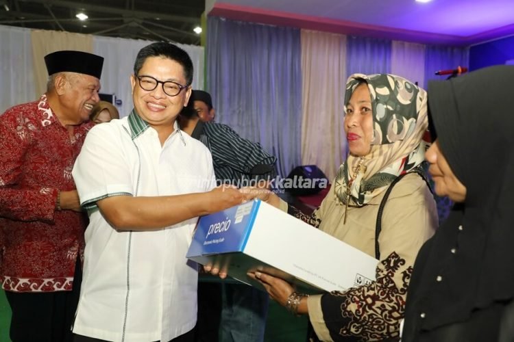 Gubernur Berikan Bantuan Kepada Masyarakat Sebatik