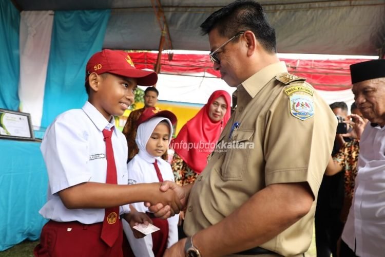 Gubernur Resmikan Kampung KB ‘Emas’ di Desa Balansiku