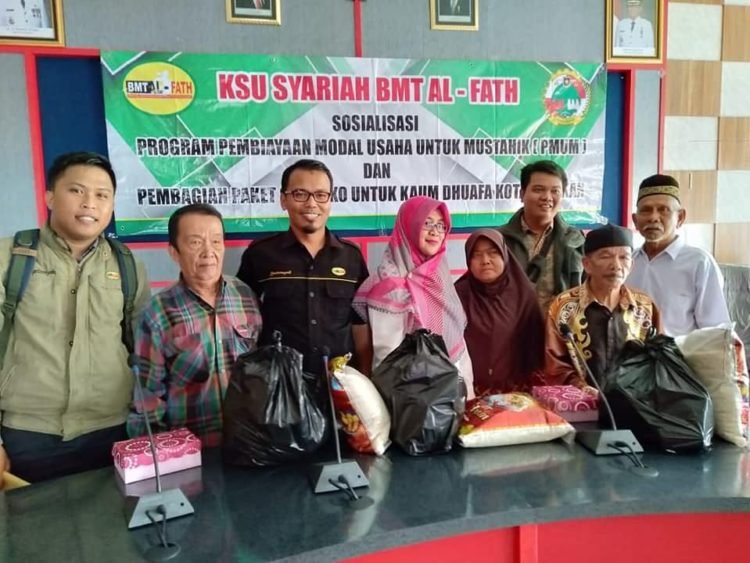 Peduli Kaum Dhuafa, KSU Syariah BMT Al-Fath Bagikan Paket Sembako