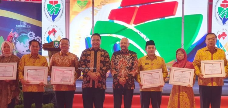 Irianto Sabet Penghargaan dari Mendes-PDTT