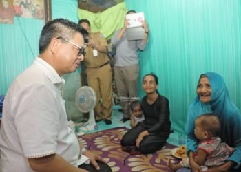 Kunjungi Warga Jembatan Bongkok, Gubernur Serahkan KIS