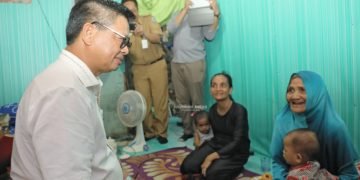 Kunjungi Warga Jembatan Bongkok, Gubernur Serahkan KIS