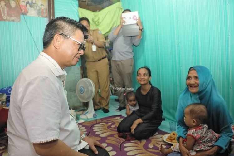 Kunjungi Warga Jembatan Bongkok, Gubernur Serahkan KIS