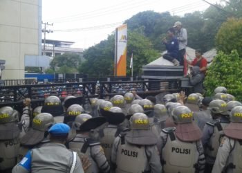Massa Pengunjuk Rasa Saling Dorong Dengan Kepolisian