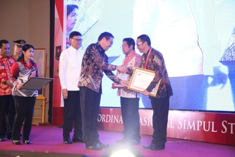 Badan Kesbangpol Kaltara Raih Penghargaan dari Kemendagri