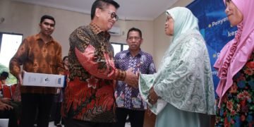 Bertemu Masyarakat, Gubernur Sampaikan Sejumlah Bantuan