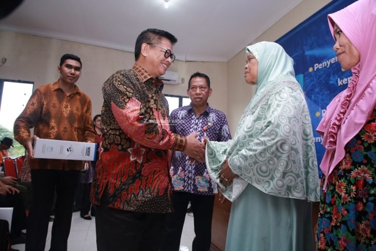 Bertemu Masyarakat, Gubernur Sampaikan Sejumlah Bantuan