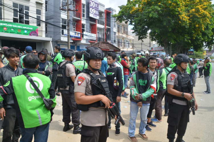 Brimob Kaltim Amankan Demo Pengemudi Ojol di Kota Balikpapan
