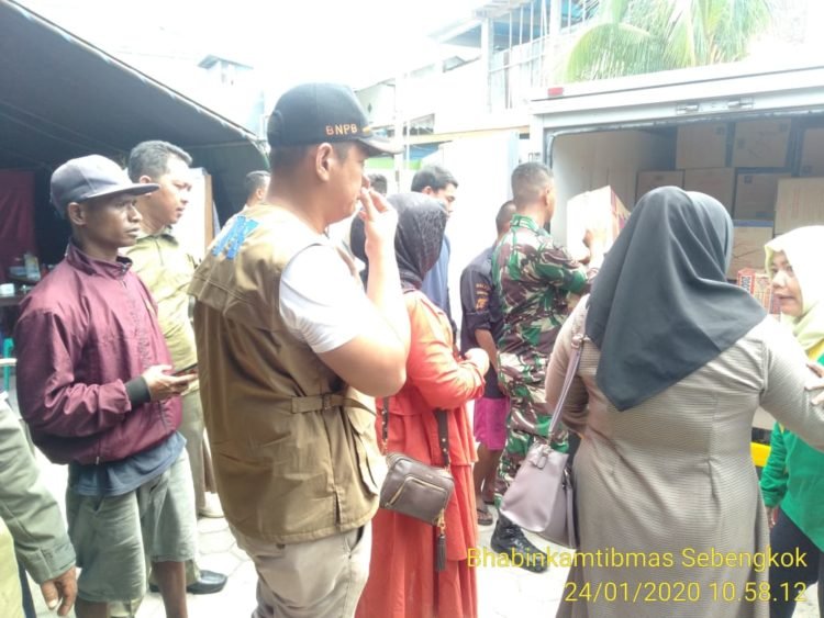 Peduli Kondisi Korban Kebakaran Pasar Batu, Hj Hawa Pemilik CV Nur Ilham Serahkan Bantuan