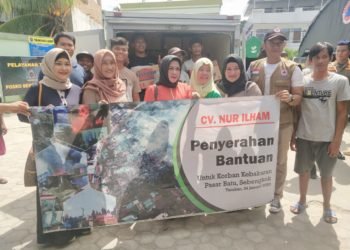 Peduli Kondisi Korban Kebakaran Pasar Batu, Hj Hawa Pemilik CV Nur Ilham Serahkan Bantuan