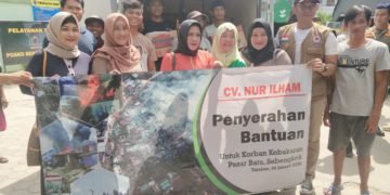 Peduli Kondisi Korban Kebakaran Pasar Batu, Hj Hawa Pemilik CV Nur Ilham Serahkan Bantuan