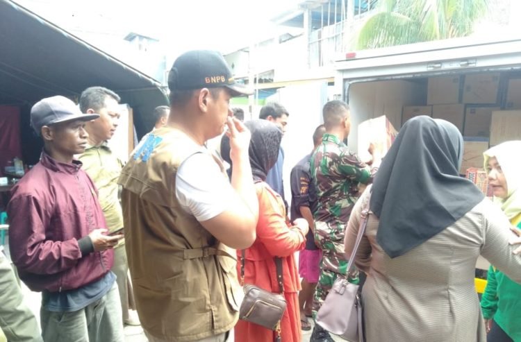 Peduli Kondisi Korban Kebakaran Pasar Batu, Hj Hawa Pemilik CV Nur Ilham Serahkan Bantuan