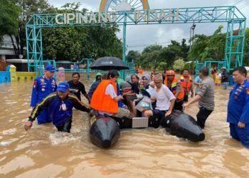 Polisi Pakai Pendekatan Persuasif ‘Ajak’ Warga yang Menolak Untuk Dievakuasi Dari Banjir