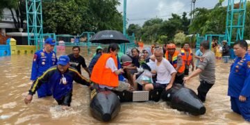 Polisi Pakai Pendekatan Persuasif ‘Ajak’ Warga yang Menolak Untuk Dievakuasi Dari Banjir