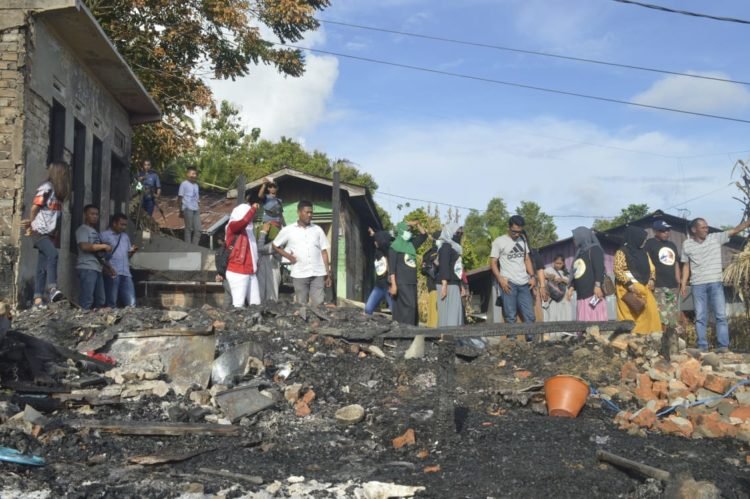 Kunjungi Korban Kebakaran Lingkas Ujung, KBT Serahkan Bantuan Sembako