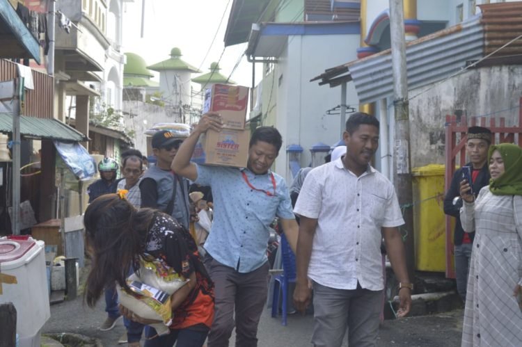 Kunjungi Korban Kebakaran Lingkas Ujung, KBT Serahkan Bantuan Sembako