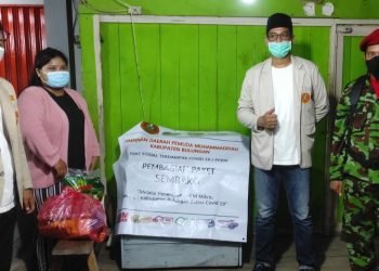 Pemuda Muhammadiyah Bulungan Bagikan Paket Sembako Ke Pedagang Kecil