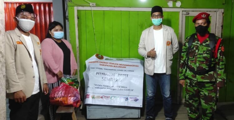 Pemuda Muhammadiyah Bulungan Bagikan Paket Sembako Ke Pedagang Kecil