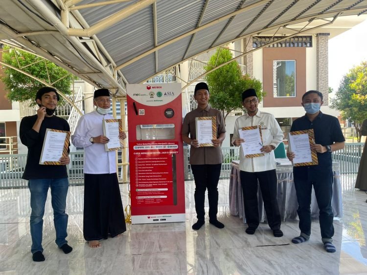 Pertama di Indonesia, ATM Sampah “Diparkir” di Masjid