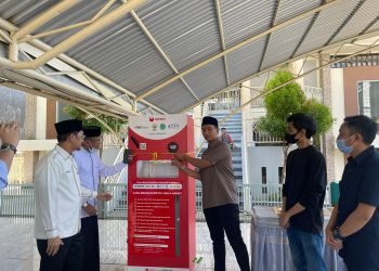 Pertama di Indonesia, ATM Sampah “Diparkir” di Masjid