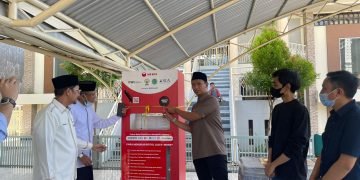 Pertama di Indonesia, ATM Sampah “Diparkir” di Masjid
