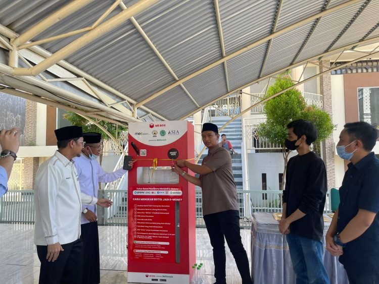 Pertama di Indonesia, ATM Sampah “Diparkir” di Masjid